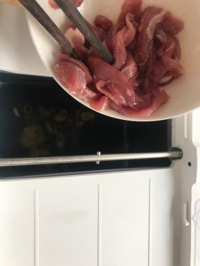 6.按照烹饪机提醒的时间，在加入肉丝。