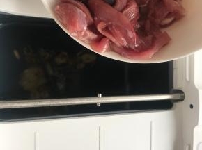 6.按照烹饪机提醒的时间，在加入肉丝。