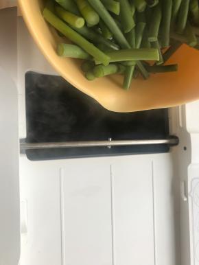 7.再加入蒜苔继续翻炒，按照时间提醒，最后加入蚝油、酱油、盐。