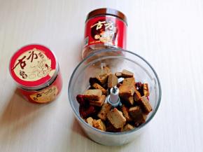 将蒸熟的红枣，古方红糖，牛奶，玉米油放入破壁机中，打成泥状。