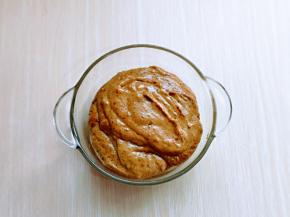 打好的红糖枣泥特别细腻，放旁边备用。