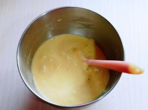 拌好的蛋糊细腻且无干粉即可。