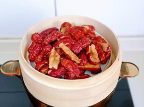 首先将红枣去核，隔水蒸熟。(食材中红枣的重量是去核后的量)