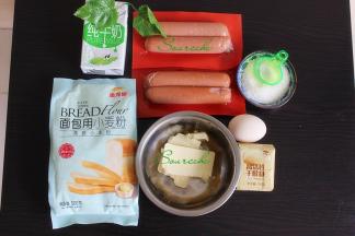 食材：金龙鱼面包用小麦粉（高筋小麦粉）140克、牛奶80克、白砂糖20克、黄油15克、蛋液10克、盐1克、干酵母1克、热锅2根。