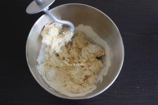 高筋面粉、牛奶、白砂糖、蛋液、盐、干酵母倒入厨师机揉至面粉起筋放入软化的黄油，用高速挡面粉揉至扩展阶段。