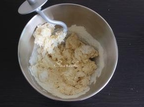 高筋面粉、牛奶、白砂糖、蛋液、盐、干酵母倒入厨师机揉至面粉起筋放入软化的黄油，用高速挡面粉揉至扩展阶段。