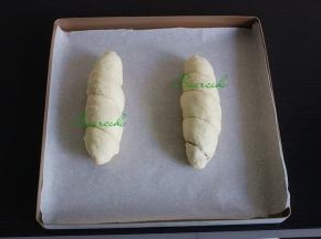 烤盘垫上硅油纸，把做好的火腿卷放在烤盘上，