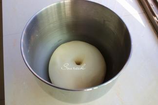 把面团揉至光滑，放入面包桶，在室温下发酵到2倍大，第一次发酵完成。检查是否发酵好，可以用手指沾点面粉，在发酵面团中间，如果不回缩，说明发酵好了