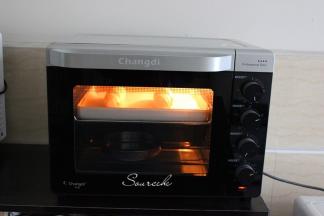 烤箱内放一盘温水，把烤盘放入烤箱上层，时间45分钟，功能按发酵温度在38度左右