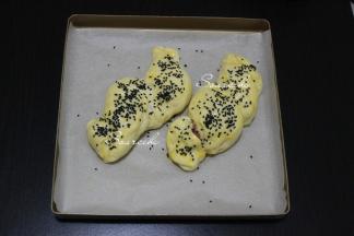 发酵好的面团变至原来的2陪大，取出，表面图一层全蛋液，撒些黑芝麻。