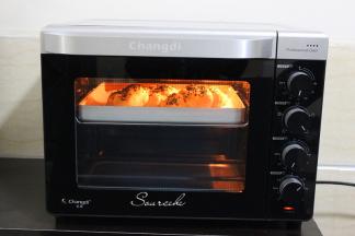 把烤箱的水取出，烤箱预热，180度，上下火，15分钟，放入中层。