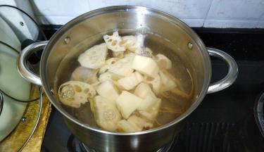 煲里放入足量水，倒入所以材料
