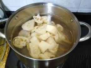 煲里放入足量水，倒入所以材料