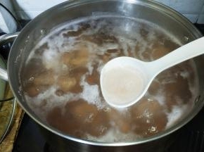 撇去表面上的浮沫，大火烧15分钟