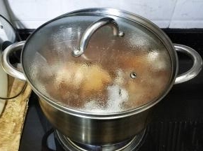 盖上盖子转中小火煲1.5小时