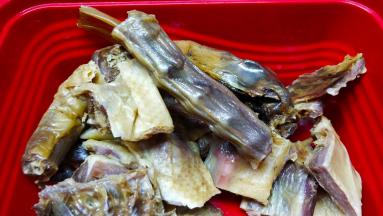 斩件备用，鸭头、鸭脖子拿出