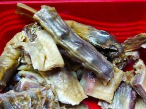 斩件备用，鸭头、鸭脖子拿出