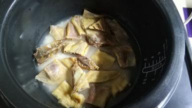 将鸭身块码入米水面里，按香弹煮功能键，开始煮饭
