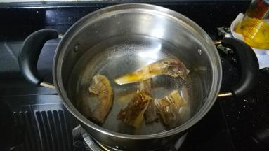 放入煮开的水里煲10分钟（先煲出腊鸭味）