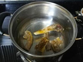 放入煮开的水里煲10分钟（先煲出腊鸭味）