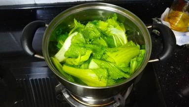 处理好的芥菜放入煲里