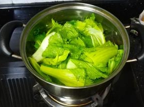 处理好的芥菜放入煲里