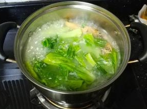 转中火继续煮8分钟即可