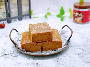 红糖枣糕出炉啦～晾凉后再脱模，切开即可享用。