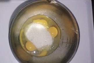 鸡蛋加糖加柠檬汁放在一起