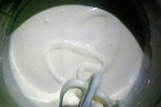 用手持电动打蛋器中高速打发至蛋液发白，体积膨胀到原来的2倍左右，打蛋器提起画