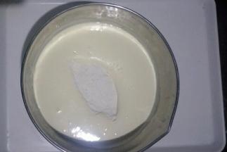 过筛加入低筋面粉，用刮刀翻拌均匀