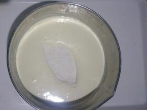 过筛加入低筋面粉，用刮刀翻拌均匀