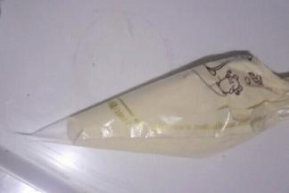 把蛋糕糊装入裱花袋，尖端剪一个小口子