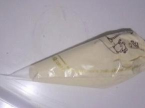 把蛋糕糊装入裱花袋，尖端剪一个小口子