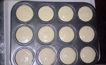 把蛋糕糊挤在模具中，约9分满，撒适量白芝麻做装饰