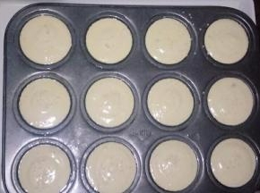 把蛋糕糊挤在模具中，约9分满，撒适量白芝麻做装饰