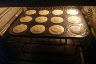 放入烤箱中层，约烤9分钟左右