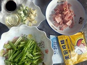 准备食材，芹菜洗净切段，葱蒜切开，猪肉切片，待用