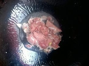 锅中倒油开小火，油温七成热放入猪肉开大火炒熟