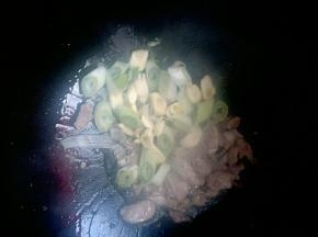 加入葱蒜炒香