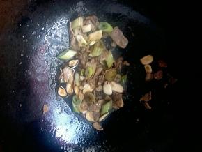 加入生抽翻炒均匀