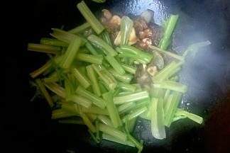 倒入芹菜炒均匀