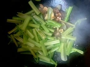 倒入芹菜炒均匀