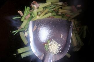 加入盐和鸡精炒均匀即可。