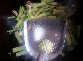 加入盐和鸡精炒均匀即可。