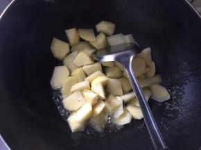 放入油锅中煎至金黄