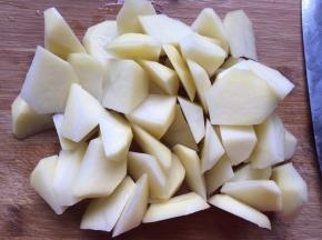 土豆去皮切块，用清水洗去淀粉