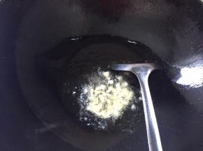 小火放入蒜末翻炒