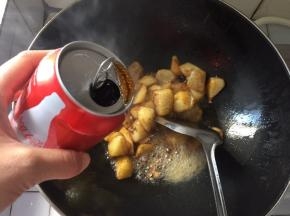 一勺老抽一勺生抽，加入可乐