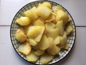 捞出沥干油备用